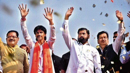 Maratha quota activist Manoj Jarange Patil with Maharashtra CM Eknath Shinde in Navi Mumbai on Saturday. (Bachchan Kumar/HT Photo) (HT Photo/Bachchan Kumar)