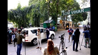CBI raids at former Jammu and Kashmir (J&K) governor Satya Pal Malik’s residence in F Block, at Som Vihar in R K Puram, in New Delhi, India, on Thursday. (HT PHOTO) CBI raids at former Jammu and Kashmir (J&K) governor Satya Pal Malik’s residence in F Block, at Som Vihar in R K Puram, in New Delhi, India, on Thursday. (HT PHOTO)