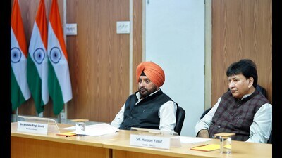 Congress leaders Arvinder Singh Lovely with Haroon Yusuf during the all-party meeting on one-time settlement scheme for water bills on Thursday. During the meeting, Delhi chief minister Arvind Kejriwal said the absence of the BJP in the meeting indicated their opposition to the scheme. (HT Photo) Congress leaders Arvinder Singh Lovely with Haroon Yusuf during the all-party meeting on one-time settlement scheme for water bills on Thursday. During the meeting, Delhi chief minister Arvind Kejriwal said the absence of the BJP in the meeting indicated their opposition to the scheme. (HT Photo)