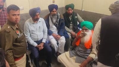 Farmer leader Jagjit Singh Dallewal (in green turban) with additional director general of police (ADGP), intelligence, Jaskaran Singh and Punjab Police officials at Government Rajindra Hospital in Patiala on Thursday. (HT Photo) Farmer leader Jagjit Singh Dallewal (in green turban) with additional director general of police (ADGP), intelligence, Jaskaran Singh and Punjab Police officials at Government Rajindra Hospital in Patiala on Thursday. (HT Photo)