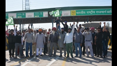 Farmers blocking traffic movement at Jaloli toll plaza in Panchkula on Thursday to protest the use of police force against farmers at Khanauri (Sant Arora/HT) Farmers blocking traffic movement at Jaloli toll plaza in Panchkula on Thursday to protest the use of police force against farmers at Khanauri (Sant Arora/HT)