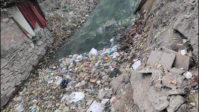 Grievances raised by residents of GK-1 said that toxic gases were being released through the drain that flows through several neighbourhoods. Though 85% of the drain is covered, but it is open in the remaining parts, including the area behind GK-1’s B block. (HT Photo) Grievances raised by residents of GK-1 said that toxic gases were being released through the drain that flows through several neighbourhoods. Though 85% of the drain is covered, but it is open in the remaining parts, including the area behind GK-1’s B block. (HT Photo)