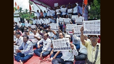Mahananda Milk Dairy Workers protest for outside Mahananda Dairy in Goregaon against NDDB takeover. (HT Archives) Mahananda Milk Dairy Workers protest for outside Mahananda Dairy in Goregaon against NDDB takeover. (HT Archives)
