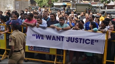 Parents protesting outside the school on Thursday regarding school picnic molestation case. (Praful Gangurde / HT Photo) Parents protesting outside the school on Thursday regarding school picnic molestation case. (Praful Gangurde / HT Photo)