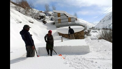 People of Shuling village in Lahaul-Spiti tribal district of Himachal Pradesh clearing snow from their houses on Thursday. (Aqil Khan/HT)