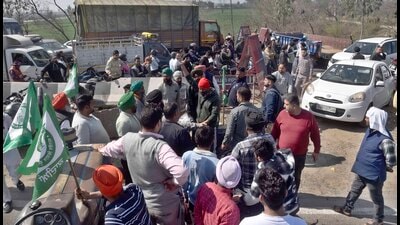The traffic police from Salem Tabri and Ladhowal guided vehicles to other routes or told them to turn back due to the ongoing protest. (HT Photo) The traffic police from Salem Tabri and Ladhowal guided vehicles to other routes or told them to turn back due to the ongoing protest. (HT Photo)