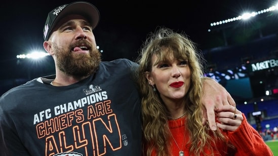 BALTIMORE, MARYLAND - JANUARY 28: Travis Kelce #87 of the Kansas City Chiefs (L) celebrates with Taylor Swift after defeating the Baltimore Ravens in the AFC Championship Game at M&T Bank Stadium on January 28, 2024 in Baltimore, Maryland. Patrick Smith/Getty Images/AFP (Photo by Patrick Smith / GETTY IMAGES NORTH AMERICA / Getty Images via AFP) (Getty Images via AFP)