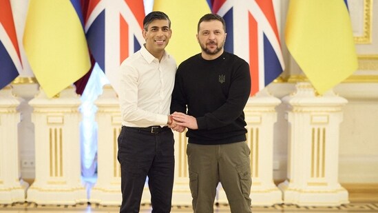Ukrainian President Volodymyr Zelensky (R) and Britain's Prime Minister Rishi Sunak shake hands at the end of a press conference. (AFP)