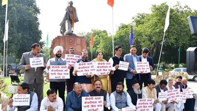 AAP MLAs protest at Delhi assembly. (HT Photo) AAP MLAs protest at Delhi assembly. (HT Photo)