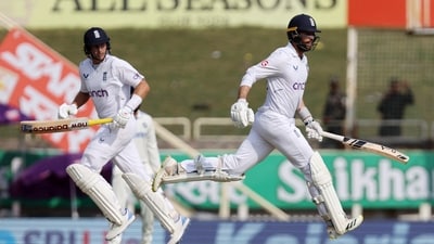 Amid the flow of wickets, England eventually found some stability thanks to the 112-run stand between Joe Root (L) and Ben Foakes (REUTERS)