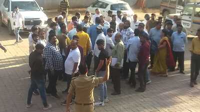 Considering the seriousness of the incident, the RTO officials contacted the police, who detained a few office bearers and workers of the organisation. (HT PHOTO)