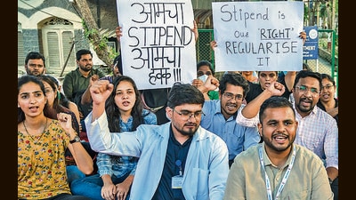 Members of the Central Maharashtra Association of Resident Doctors (MARD) in Maharashtra began an indefinite strike from Wednesday, citing that the state government has not met various demands raised by them despite providing a 10-day period. (Satish Bate/ Hindustan Times) Members of the Central Maharashtra Association of Resident Doctors (MARD) in Maharashtra began an indefinite strike from Wednesday, citing that the state government has not met various demands raised by them despite providing a 10-day period. (Satish Bate/ Hindustan Times)