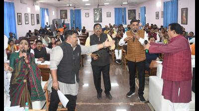 Proceedings of the budget session in Lucknow Municipal Corporation House on Friday. (HT Photo)