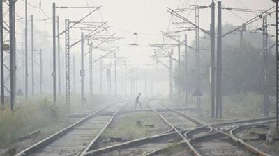 Pune railway administration has written to PMC commissioner regarding garbage being dumped nearby the railway tracks. ((PIC FOR REPRESENTATION))