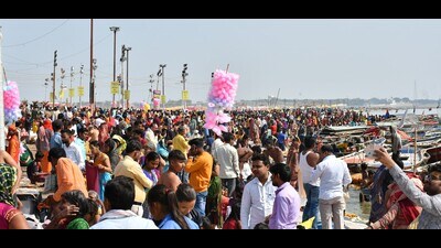 Rush of pilgrims near Sangam on Friday. (HT photo) Rush of pilgrims near Sangam on Friday. (HT photo)