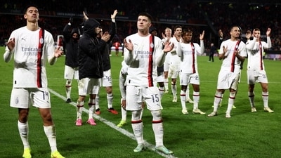 AC Milan players applaud fans. (REUTERS)