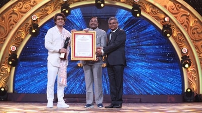 Sonu Nigam receiving the Raj Kapoor Vishesh Yogdaan Puraskar by Government of Maharashtra Sonu Nigam receiving the Raj Kapoor Vishesh Yogdaan Puraskar by Government of Maharashtra
