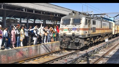 The passengers of the special ‘Aastha’ train going from Pathankot to Shri Ayodhya Dham were welcomed by showering flowers in Ludhiana on Friday. (HT Photo)