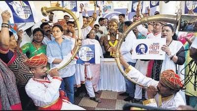 Workers of the Nationalist Congress Party (Sharadchandra Pawar) celebrate outside the party office in Thane on Friday. (Praful Gangurde / HT Photo) Workers of the Nationalist Congress Party (Sharadchandra Pawar) celebrate outside the party office in Thane on Friday. (Praful Gangurde / HT Photo)