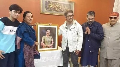 Aamir Khan visited Suhani Bhatnagar's home in Faridabad. Aamir Khan visited Suhani Bhatnagar's home in Faridabad.