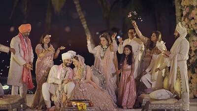To match with wife Rakul Preet, Jackky picked a complementing ivory Tarun Tahiliani sherwani for the pheras. He completed his look with a statement-making layered chain. The couple was blessed by the parents and siblings after the wedding pheras. 