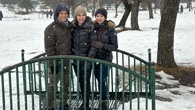 Kashmir: Sachin Tendulkar enjoying snowfall with his daughter Sara Tendulkar and wife Anjali Tendulkar. (X/@sachin_rt) Kashmir: Sachin Tendulkar enjoying snowfall with his daughter Sara Tendulkar and wife Anjali Tendulkar. (X/@sachin_rt)