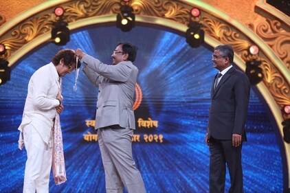 Sonu Nigam receiving the honour Sonu Nigam receiving the honour