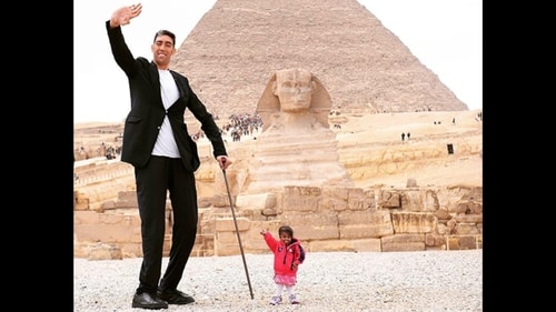 Sultan Kosen and Jyoti Amge met for a photo shoot in Egypt back in 2018. (Guinness World Records)
