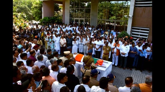 Family and Relatives, with others, pay last respect to the mortal remains of the late former chief minister of Maharashtra Manohar Joshi, on Friday. (Bhushan Koyande/HT Photo)