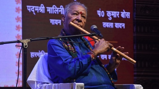 Pandit Hariprasad Chaurasia performing at Pushpanjali event held in memory of Girija Devi in Lucknow (Mushtaq Ali/HT)