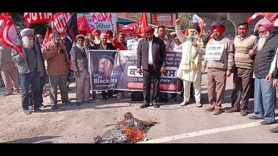 The protesters burnt effigies of Prime Minister Narendra Modi, home minister Amit Shah, Haryana chief minister Manohar Lal Khattar and Haryana home minister Anil Vij. (HT Photo)