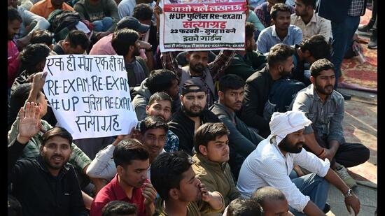 UP police constable recruitment aspirants gathered at the Eco Garden in Lucknow for a protest, demanding a re-exam. (Mushtaq Ali/HT Photo)
