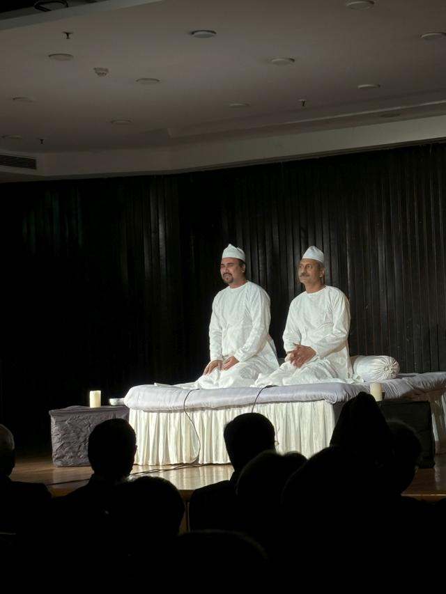 Darain Shahidi and Mahmood Farooqui performing Dastan-e Mir (Courtesy The Dastangoi Collective)
