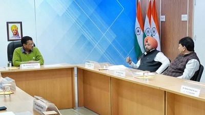 Delhi Chief Minister Arvind Kejriwal with Congress leader Arvinder Singh Lovely. (Hindustan Times file photo)