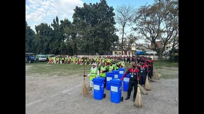 As part of this initiative, main roads will be mechanically swept at night, footpaths and dustbins will be washed and cleaned, wild grass will be removed, and manual sweeping and drain cleaning will be carried out in some designated areas. (HT Photo)
