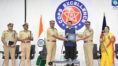 Deputy chief minister and home minister Devendra Fadnavis felicitated 73 police personnels for their part in one of the largest drug seizures in the history of Pune police. (HT PHOTO) Deputy chief minister and home minister Devendra Fadnavis felicitated 73 police personnels for their part in one of the largest drug seizures in the history of Pune police. (HT PHOTO)