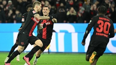 Bayer Leverkusen's German midfielder Robert Andrich (L) celebrates scoring a goal with his team-mates during the Bundesliga match vs Mainz (AFP)