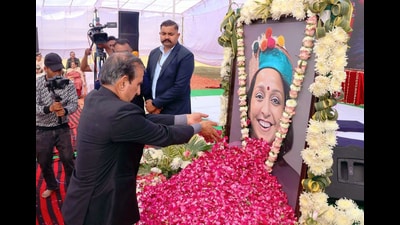 Himachal chief minister Sukhvinder Singh Sukhu pays floral tribute to Simmi Agnihotri, wife of deputy chief minister Mukesh Agnihotri, at Gondpur Jaichand village in Shimla on Saturday. (ANI)