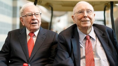 Warren Buffett, left, and Vice Chairman Charlie Munger, briefly chat with reporters May 3, 2019, one day before Berkshire Hathaway's annual shareholders meeting in Omaha, Neb (AP Photo/Nati Harnik, File) Warren Buffett, left, and Vice Chairman Charlie Munger, briefly chat with reporters May 3, 2019, one day before Berkshire Hathaway's annual shareholders meeting in Omaha, Neb (AP Photo/Nati Harnik, File)