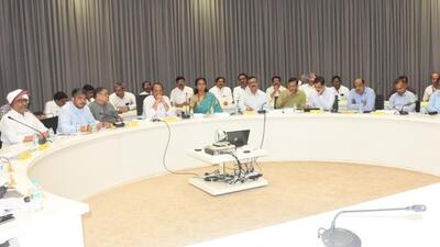 Political leaders during the canal committee meeting in Pune on Saturday. (HT PHOTO) Political leaders during the canal committee meeting in Pune on Saturday. (HT PHOTO)