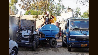 Private tankers are charging ₹800 and sometimes even ₹900. (HT) Private tankers are charging ₹800 and sometimes even ₹900. (HT)