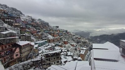 A picturesque view of Shimla town after the fresh spell of snowfall on Thursday. (Deepak Sansta/HT) A picturesque view of Shimla town after the fresh spell of snowfall on Thursday. (Deepak Sansta/HT)