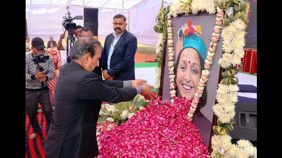 Himachal chief minister Sukhvinder Singh Sukhu pays floral tribute to Simmi Agnihotri, wife of deputy chief minister Mukesh Agnihotri, at Gondpur Jaichand village in Shimla on Saturday. (ANI)