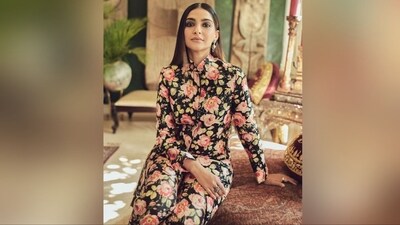With the help of make-up artist Savleen Kaur Manchanda, Sonam got decked up in smoky eyeshadow, smudged eyeliner, kohled eyes, mascaraed lashes, darkened brows, contoured cheeks, glowing highlighter and a shade of nude lipstick. (Instagram/@sonamkapoor) With the help of make-up artist Savleen Kaur Manchanda, Sonam got decked up in smoky eyeshadow, smudged eyeliner, kohled eyes, mascaraed lashes, darkened brows, contoured cheeks, glowing highlighter and a shade of nude lipstick. (Instagram/@sonamkapoor)