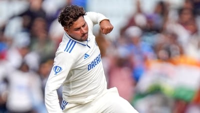Kuldeep Yadav turned up the heat in the third session, as he picked four wickets including two in an over – dismissing Tom Hartley and Ollie Robinson within three deliveries. Earlier, he also ended Crawley's innings at 60, and picked captain Ben Stokes (4). (BCCI-X)