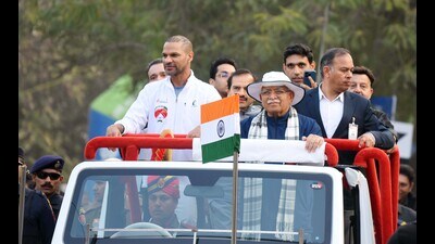Chief Minister Manohar Lal Khattar and cricketer Shikhar Dhawan during the Gurugram marathon on Sunday. (Parveen Kumar/HT) Chief Minister Manohar Lal Khattar and cricketer Shikhar Dhawan during the Gurugram marathon on Sunday. (Parveen Kumar/HT)