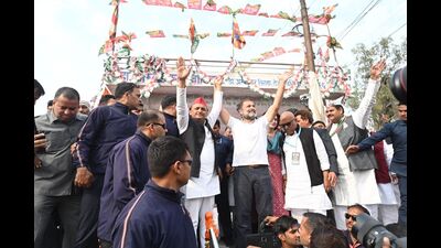 Congress leader Rahul Gandhi and SP chief Akhilesh Yadav during Congress’s Bharat Jodo Nyay Yatra in Agra. (Sourced)