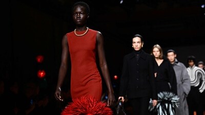 Milan Fashion Week: Shiny fabrics, size diversity debates and hopeful collection (Photo by GABRIEL BOUYS / AFP) Milan Fashion Week: Shiny fabrics, size diversity debates and hopeful collection (Photo by GABRIEL BOUYS / AFP)