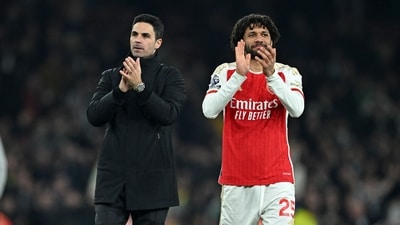 Arsenal's Spanish manager Mikel Arteta (L) and Arsenal's Egyptian midfielder #25 Mohamed Elneny (R) applaud fans on the pitch after the English Premier League football match between Arsenal and Newcastle United (AFP) Arsenal's Spanish manager Mikel Arteta (L) and Arsenal's Egyptian midfielder #25 Mohamed Elneny (R) applaud fans on the pitch after the English Premier League football match between Arsenal and Newcastle United (AFP)