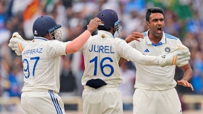 Ravichandran Ashwin (R) took the new ball and fired up straightaway, picking the first three English wickets to put the side in instant pressure in the second innings. (AP)